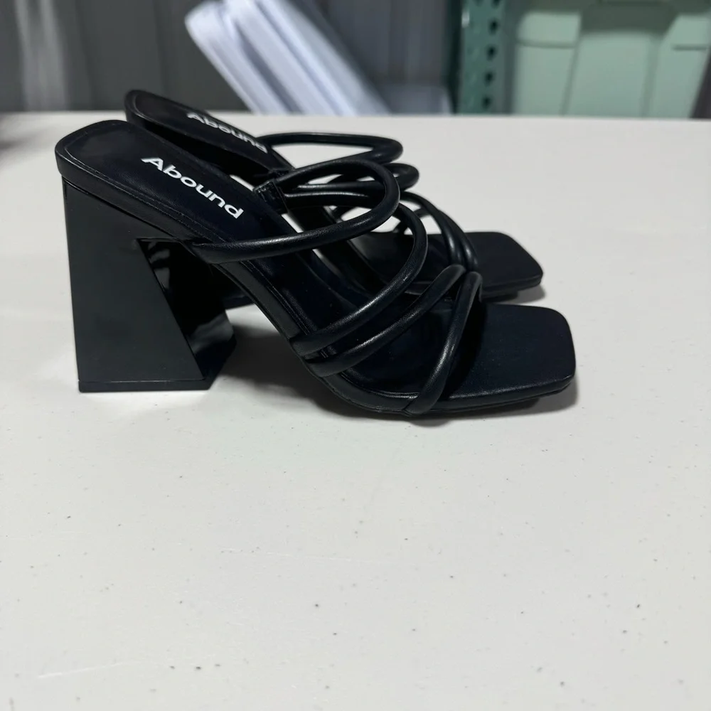 Abound Austyn Strappy Sandal Size 4.5
